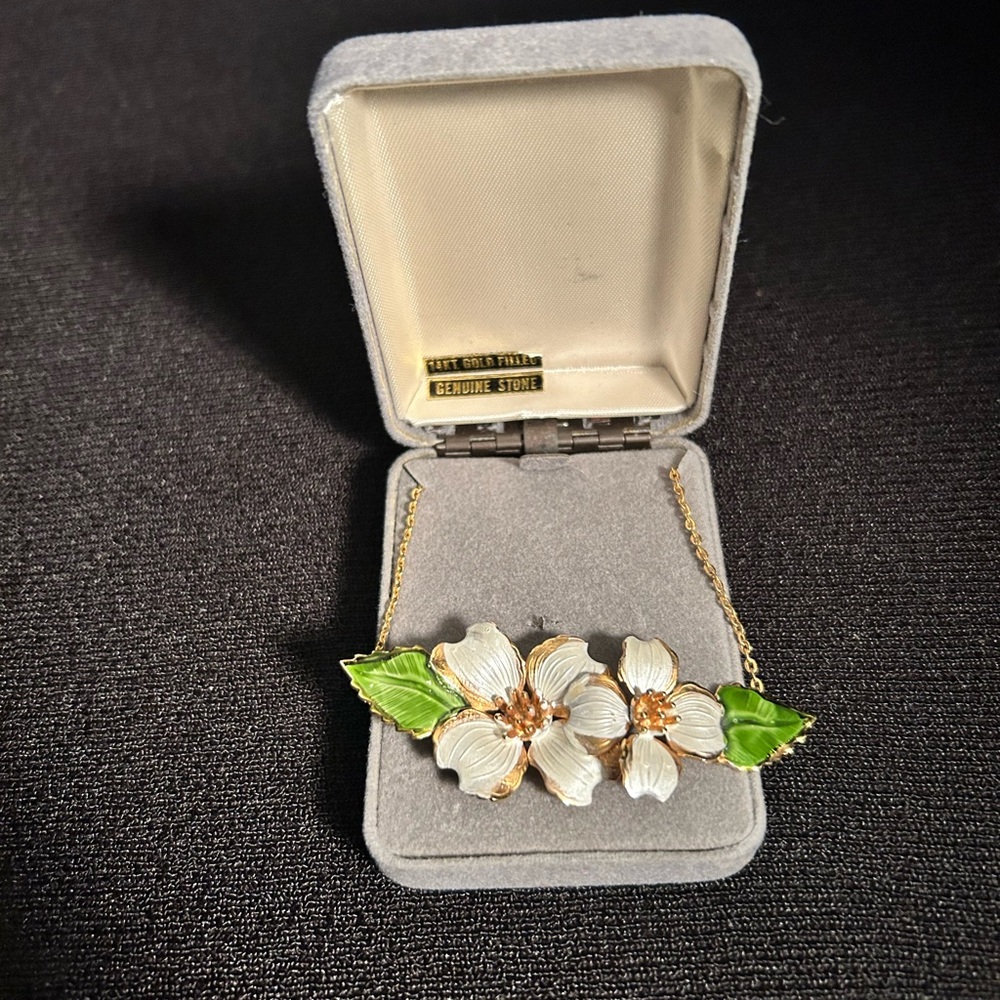 Vintage painted enamel and gold tone Dogwood flower necklace